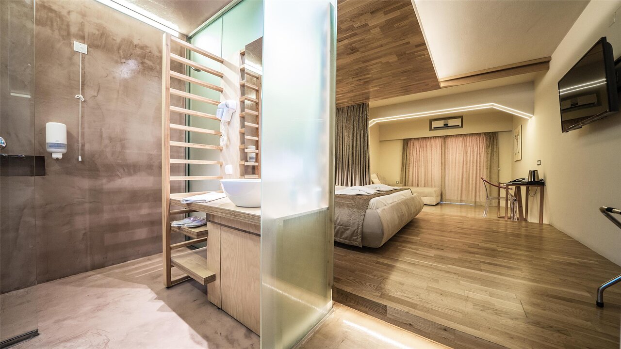 Panorama Village Hotel moderns numurs ar koka apdari un stikla sienu.