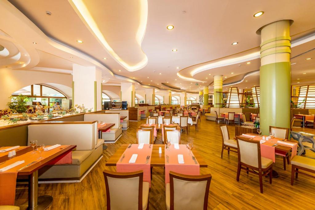 Moderns restorāns ar gaišu interjeru, kurā ir eleganti galdi un krēsli, piedāvā ērtu atmosfēru. Telpa ir plaša, ar lieliem logiem un mūsdienīgu apgaismojumu.
