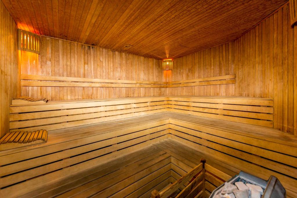 Koka pirts ar siltām gaismām un atpūtas vietām, radot relaksējošu atmosfēru. Ideāla vieta relaksācijai un stresa mazināšanai.