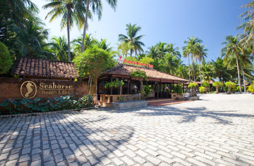 Seahorse Resort & Spa ieejas zona ar palmām un tradicionālu arhitektūru, kas rada relaksējošu atmosfēru. Ideāla vieta atpūtai un atjaunošanai.