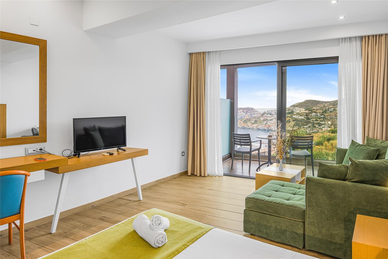 Panorama Village Hotel numurs ar atpūtas zonu un balkonu piekrastes skatiem