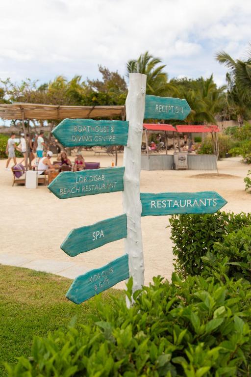 Ceļvedis ar virzieniem uz dažādām atpūtas vietām, tostarp restorāniem, spa un bērnu klubiem, pie pludmales un niršanas centra. Ideāla vieta atpūtai un izklaidei.