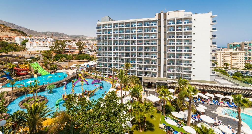 Vasaras kūrorts ar ūdens atrakcijām un plašu baseinu, ieskauts palmām un ainaviskām kalnu ainavām. Ideāla vieta atpūtai un izklaidei ģimenēm.
