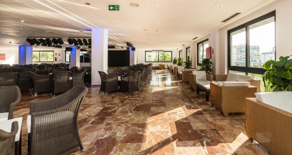 Gaiša un plaša telpa ar mūzikas aprīkojumu un ērtām mēbelēm, kas paredzēta atpūtai un izklaidei. Labi apgaismota zona ar logiem un augiem, radot patīkamu atmosfēru.