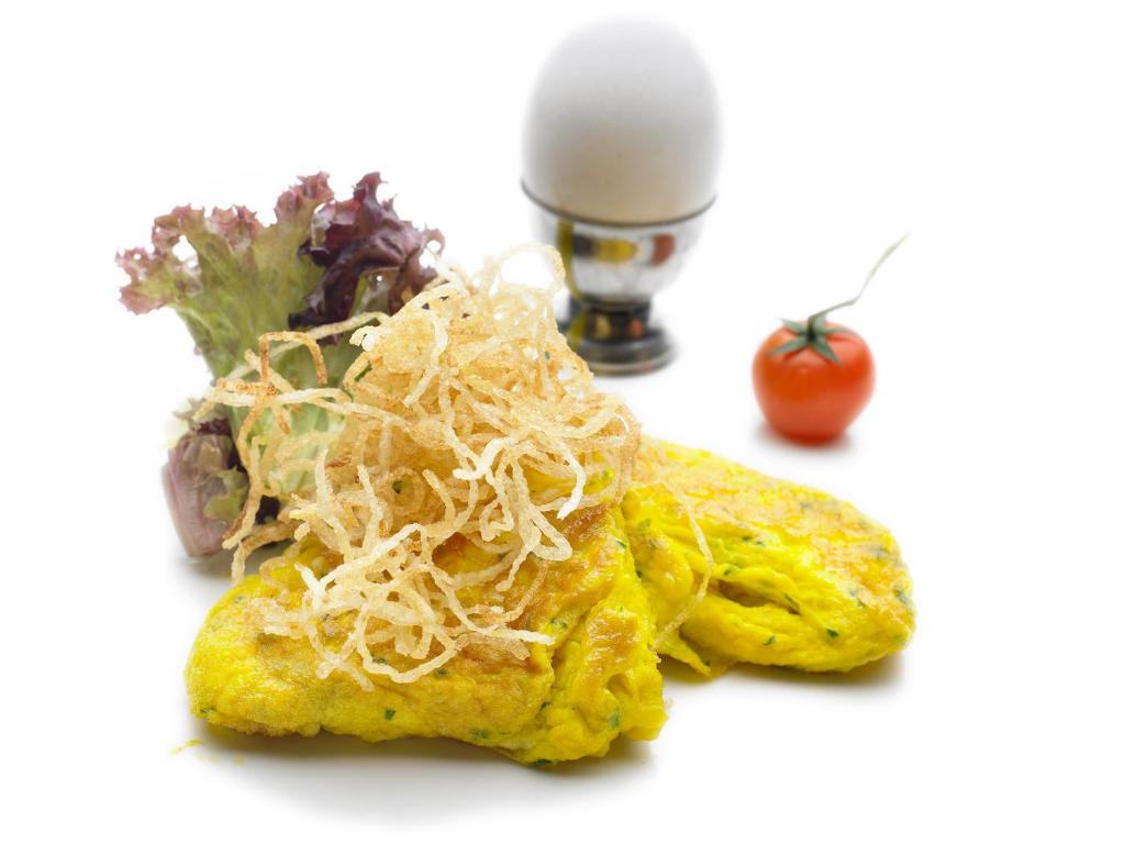 Olu omlete ar kraukšķīgām kartupeļu strēmelēm, svaigiem salātiem un tomātu. Ideāls brokastu vai vieglas uzkodas variants.