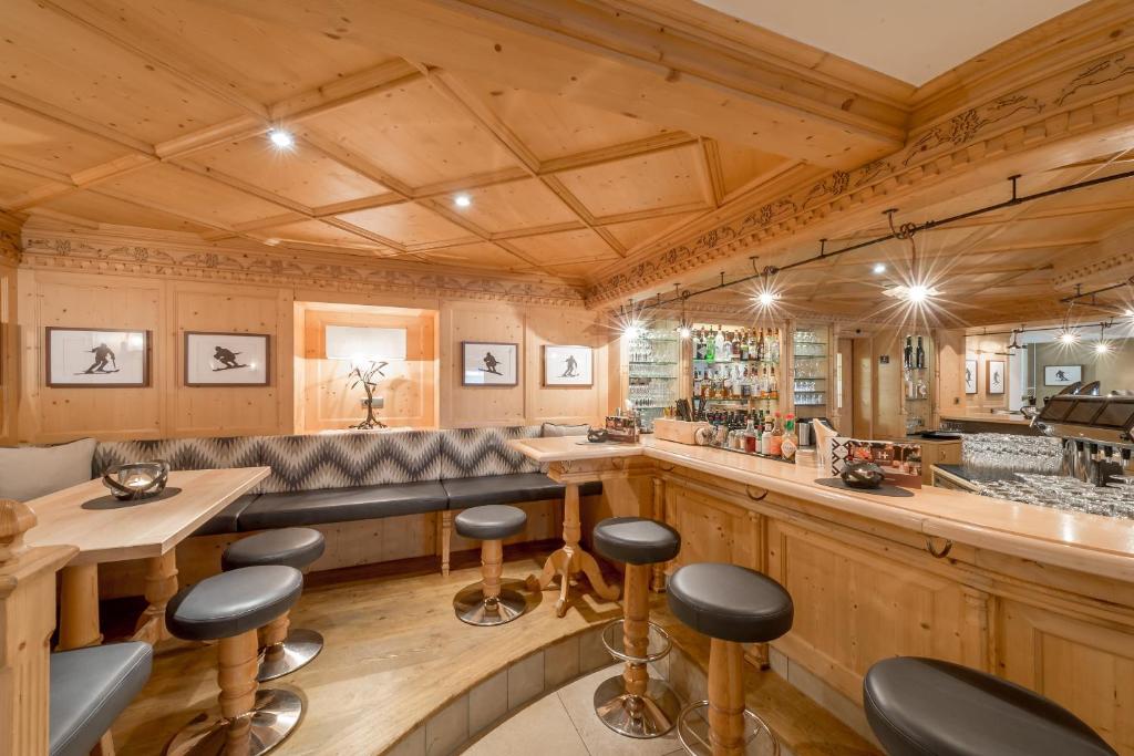 Koka apdare un ērta sēdvieta veido mājīgu atmosfēru šajā bārā, kur pieejams plašs dzērienu klāsts. Interjers ir elegants un aicinošs, ideāli piemērots relaksācijai.