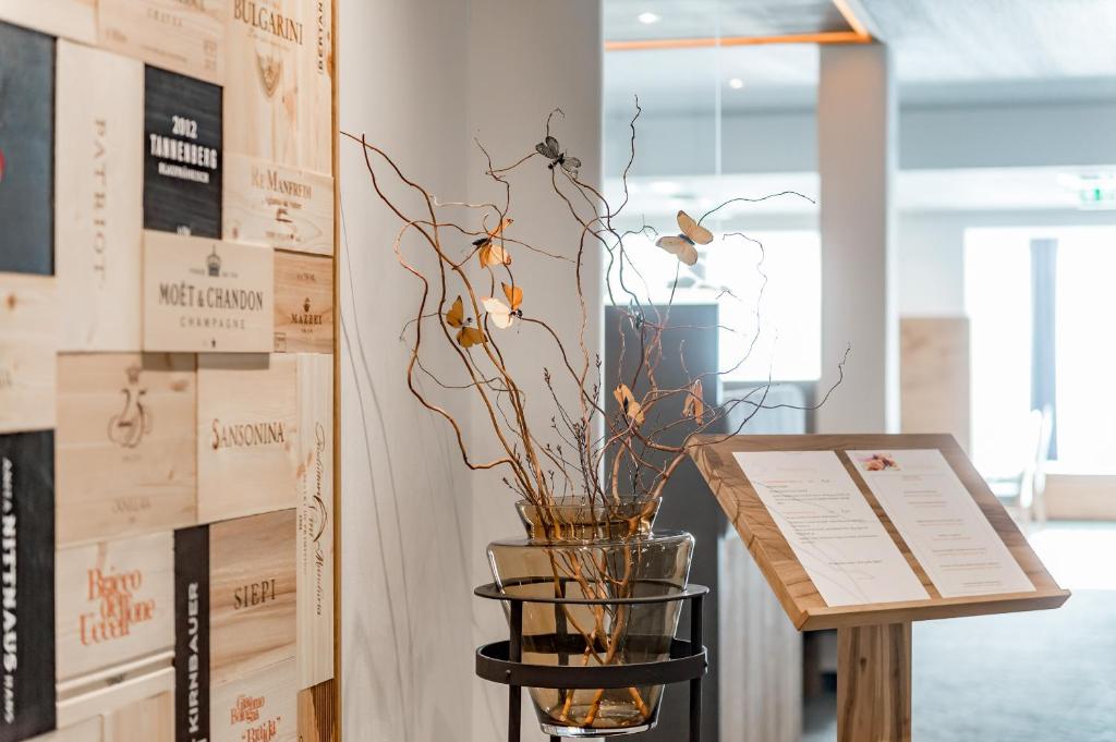 Interjera elements ar ziediem un ēdienu karti, fons ar koka kastes dizainu no vīna.