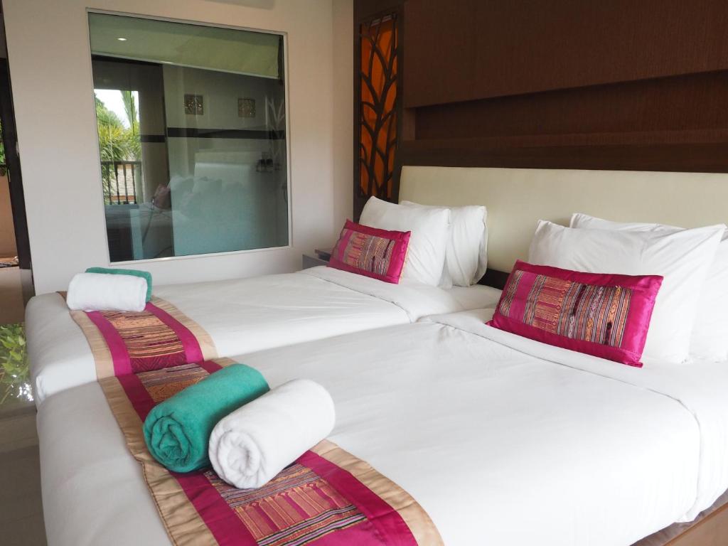 Numuri ar divām gultām un krāsainām spilvendrānām Chivatara Resort Bangtao.