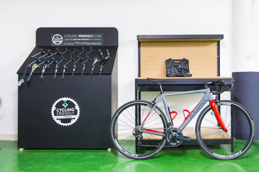 Riteņbraukšanai draudzīgu rīku stends ar dažādām instrumentu iespējām un modernu velosipēdu. Ideāls risinājums riteņu apkopei un remonta darbiem.