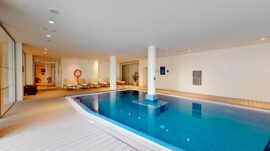 Iekštelpu peldbaseins ar mūsdienīgu dizainu, apkārtējo atpūtas zonu un dabīgu apgaismojumu. Ideāla vieta relaksācijai un uzlādei.