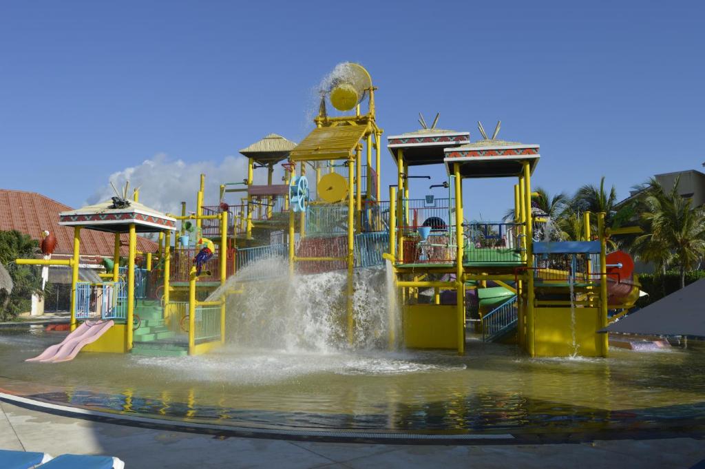 Ūdens parks All Ritmo Cancun Resort & Waterpark ar krāsainām slidkalniņiem un ūdens atrakcijām.