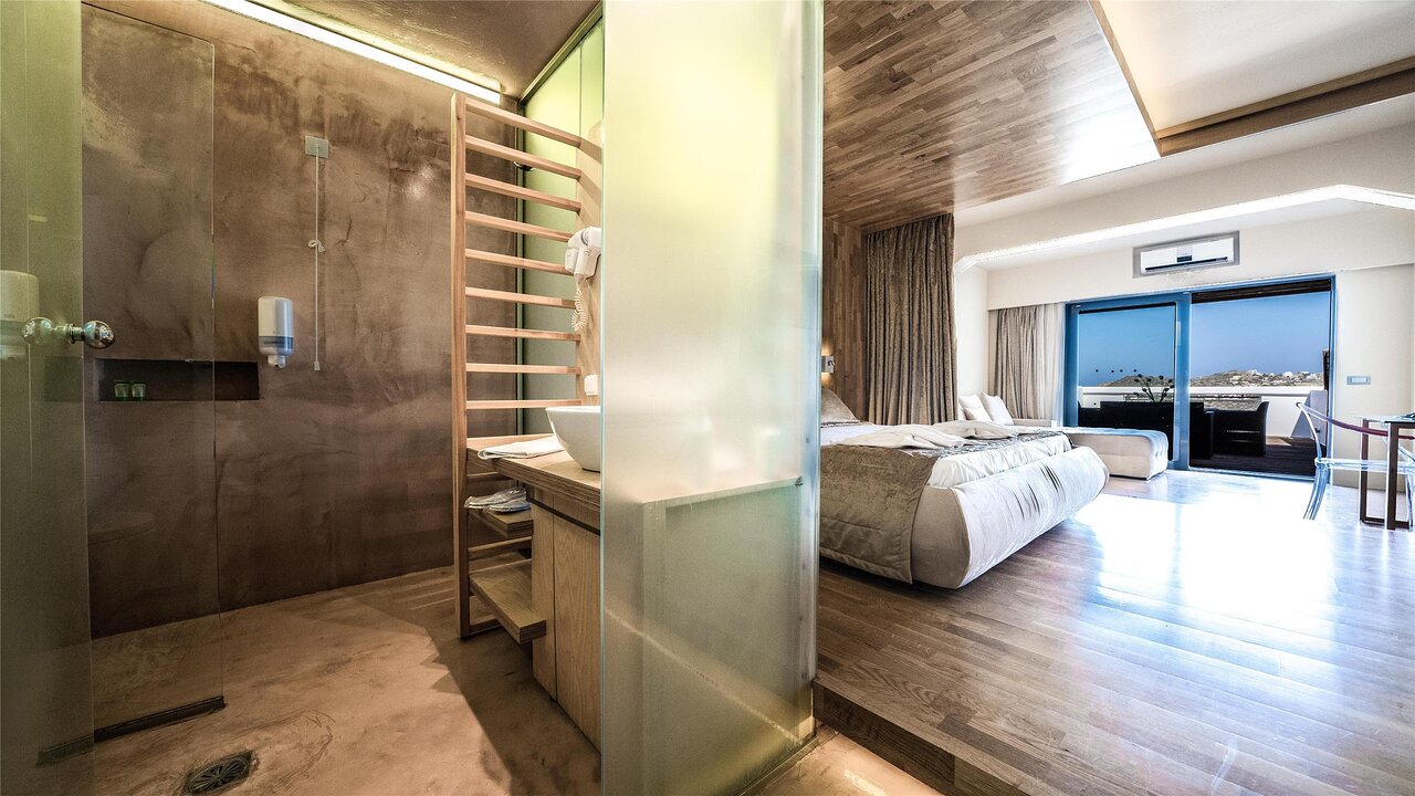 Panorama Village Hotel moderns numurs ar koka apdari un atvērta plānojuma vannas istabu.