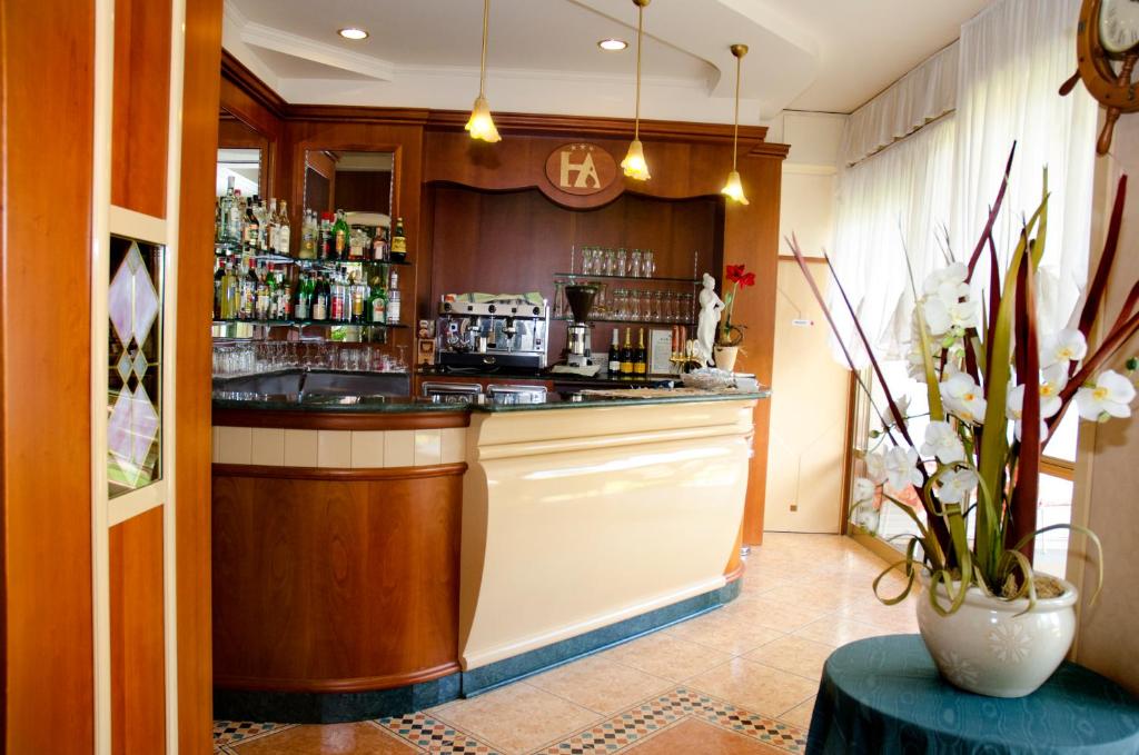 Elegants bārs ar koka interjeru, kas piedāvā plašu dzērienu izvēli. Interjērā ir arī ziedu kompozīcija, radot patīkamu atmosfēru.