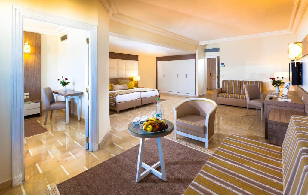 Moderns viesnīcas numurs ar ērtu guļamistabu, viesistabu un galdu augļu pasniegšanai. Interjers ir gaišs un viesmīlīgs, ar mūsdienīgu mēbeļu dizainu.