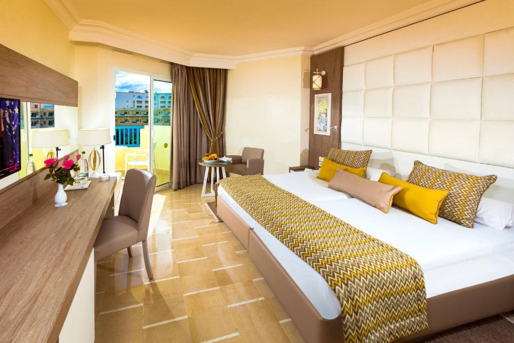 Mūsdienīga viesnīcu numura interjers ar ērtiem gultas piederumiem, dabiskiem toņiem un balkonu, no kura paveras skats uz apkārtni. Numurā ir rakstāmgalds un sēdvietas, kas nodrošina komfortu un relaksāciju.