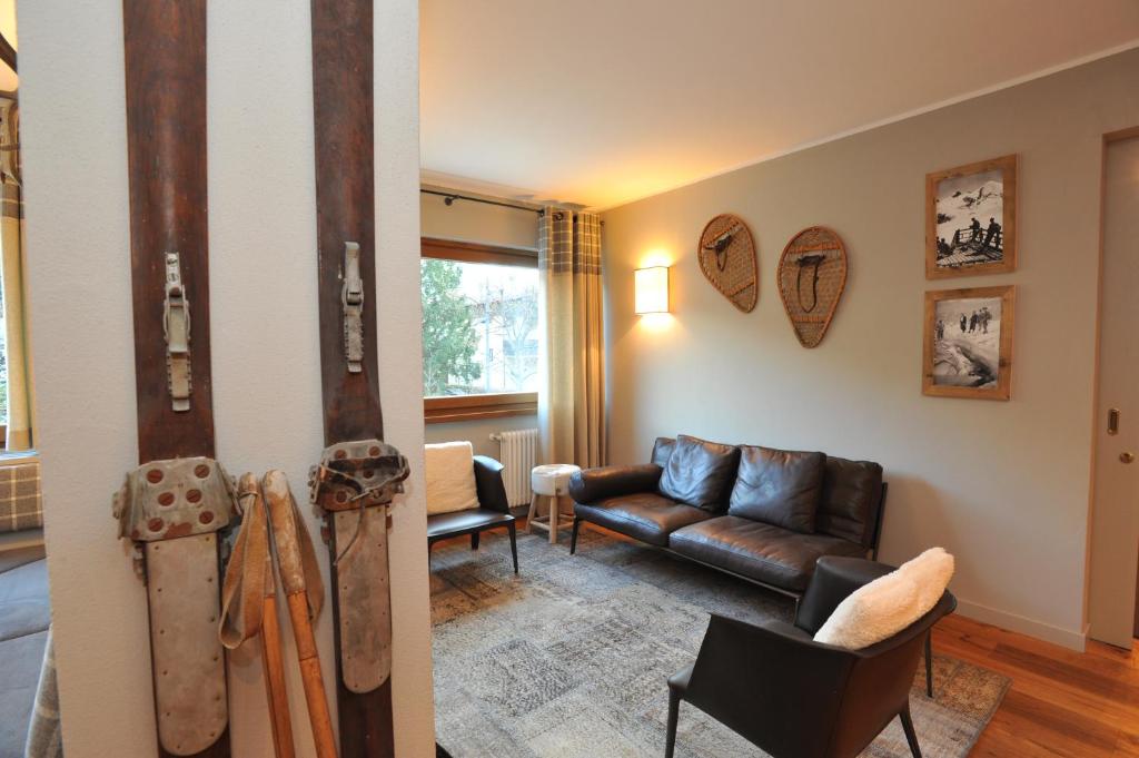 Mūsdienīgs viesistabas interjers ar retro slēpju aprīkojumu un sporta kultūru atspoguļojošiem dekoriem. Gaismas un siltuma sajūta kombinēta ar stilīgu mēbeļu izvēli.