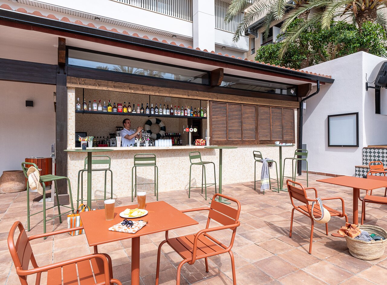 Estival Park Marena āra terases bārs ar atspirdzinošiem dzērieniem un uzkodām.