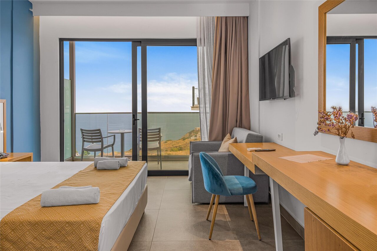 Panorama Village Hotel numurs ar privātu balkonu un skatu uz jūru