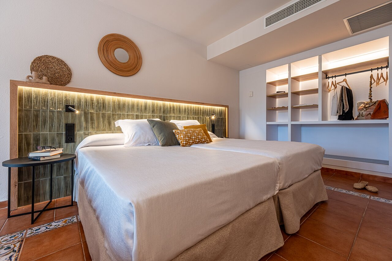 Estival Park Marena gaišs un mājīgs numurs ar modernu interjeru un terakotas grīdu.