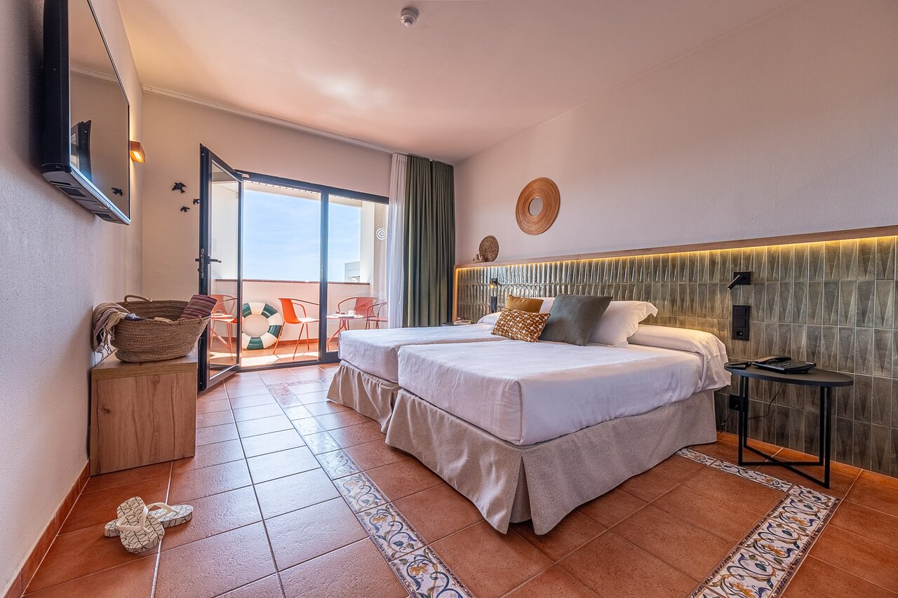 Gaišs Estival Park Marena numurs ar atvērtu balkonu un saulainu terasi.