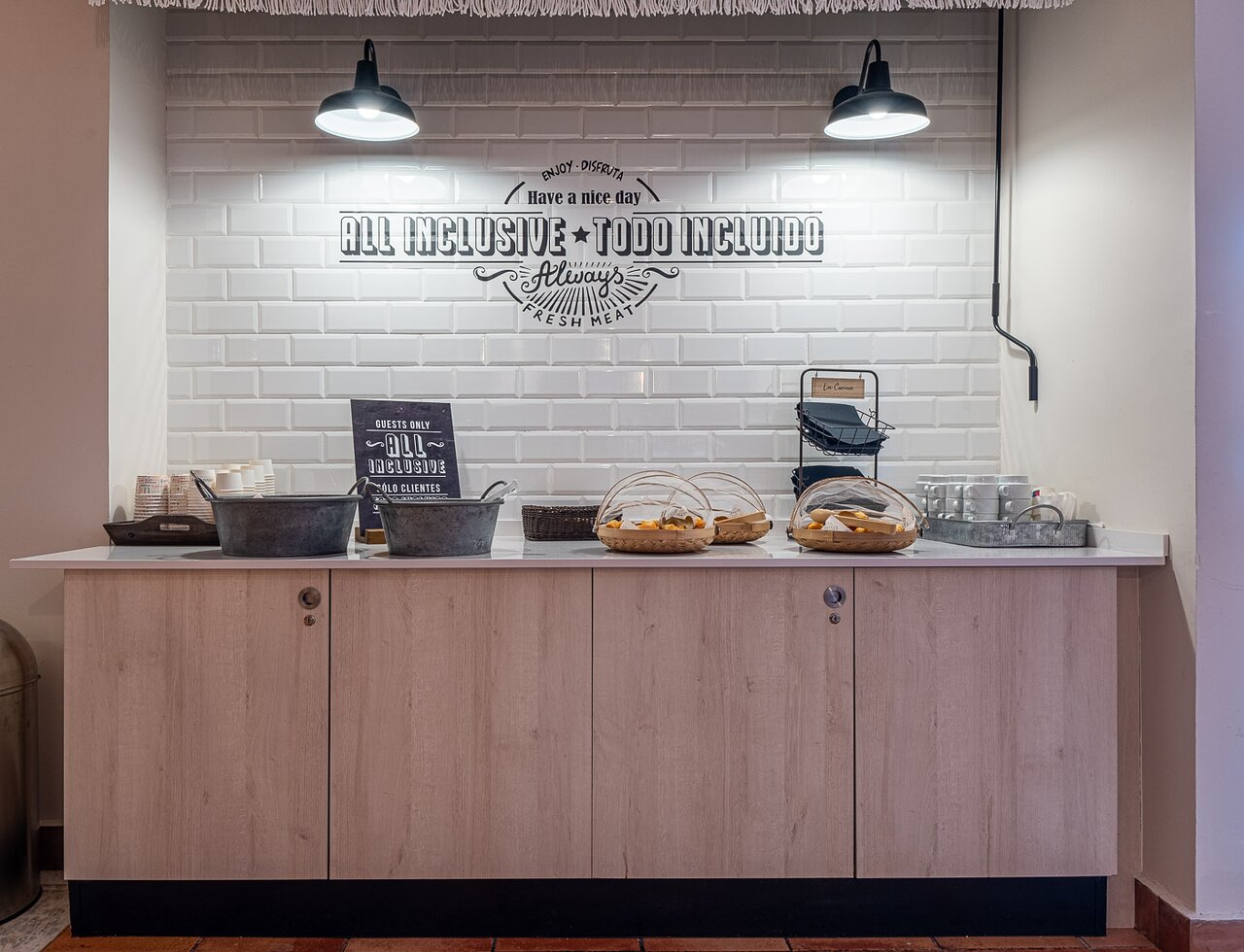 Estival Park Marena pašapkalpošanās galds ar uzkodām un viss iekļauts norādēm.