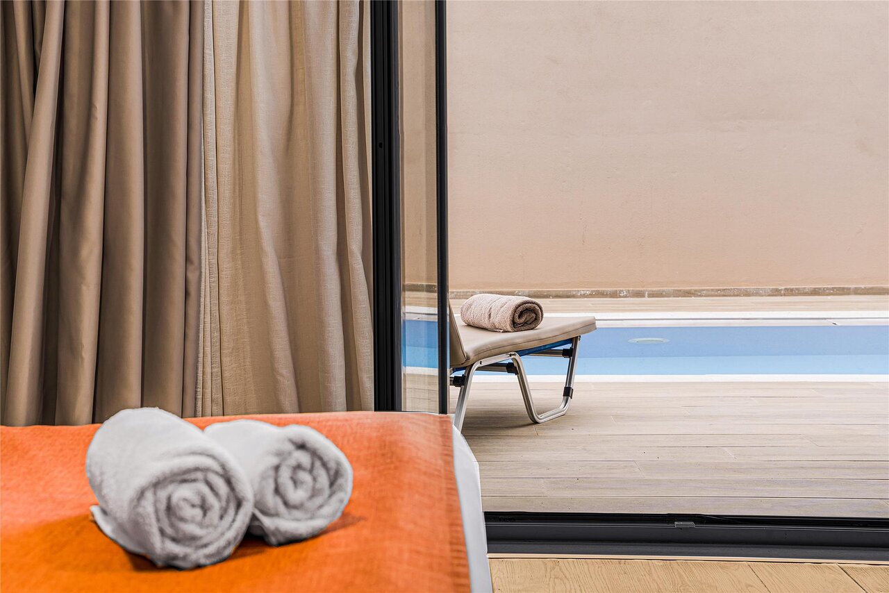 Panorama Village Hotel numurs ar tiešu izeju uz baseinu un terasi