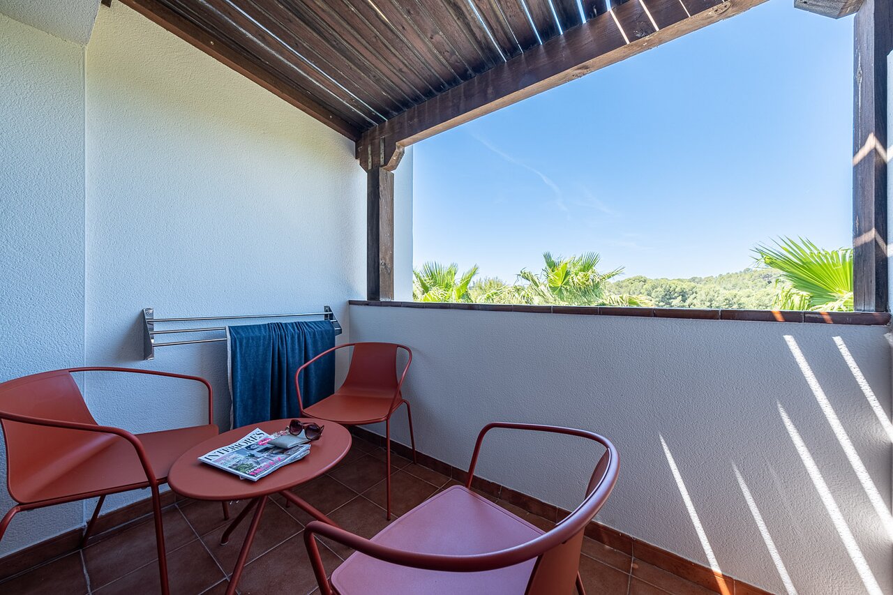 Estival Park Marena numura balkons ar atpūtas krēsliem un skatu uz zaļojošu apkārtni