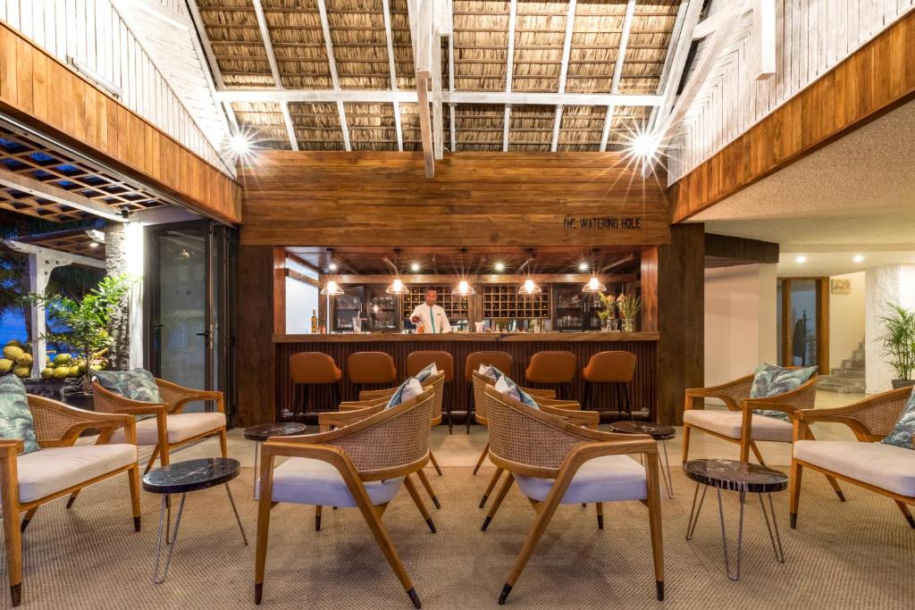 Seasense Boutique Hotel & Spa bārs ar modernu interjeru.