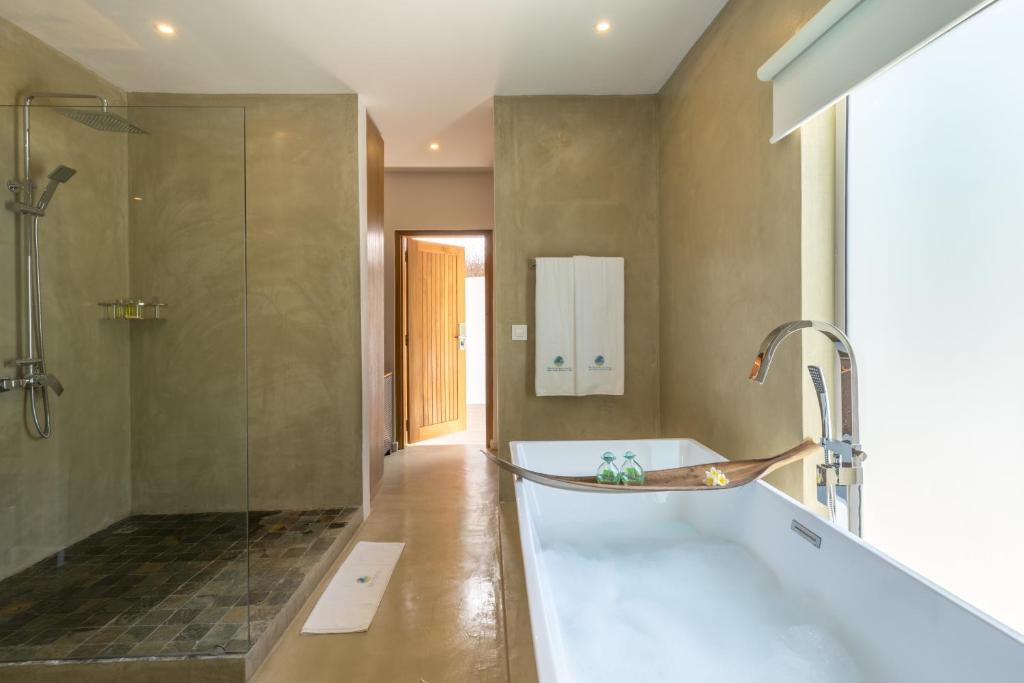 Seasense Boutique Hotel & Spa vannas istaba ar dušu un vannu