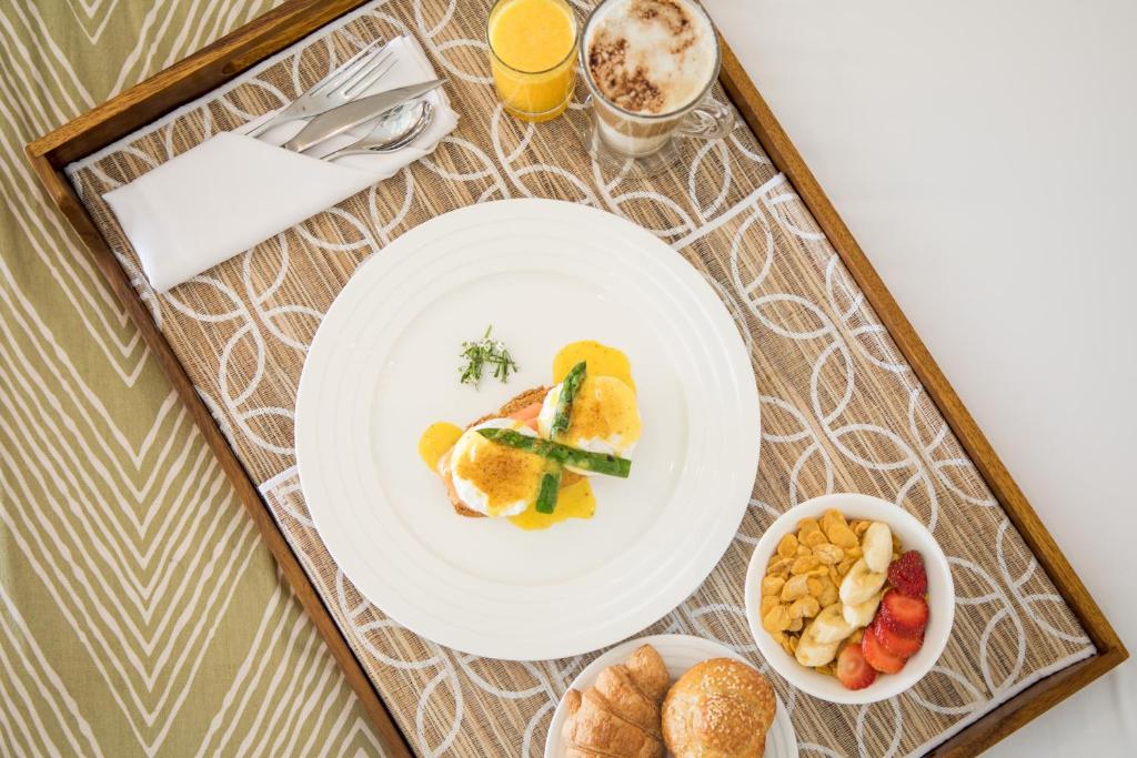 Seasense Boutique Hotel & Spa brokastu paplāte ar olu benediktu un kruasāniem
