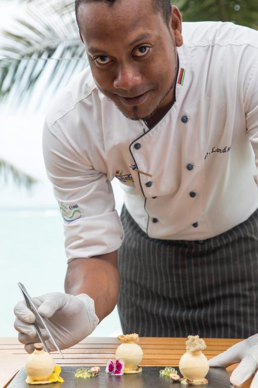 Šefpavārs gatavo desertu Seasense Boutique Hotel & Spa pie baseina.