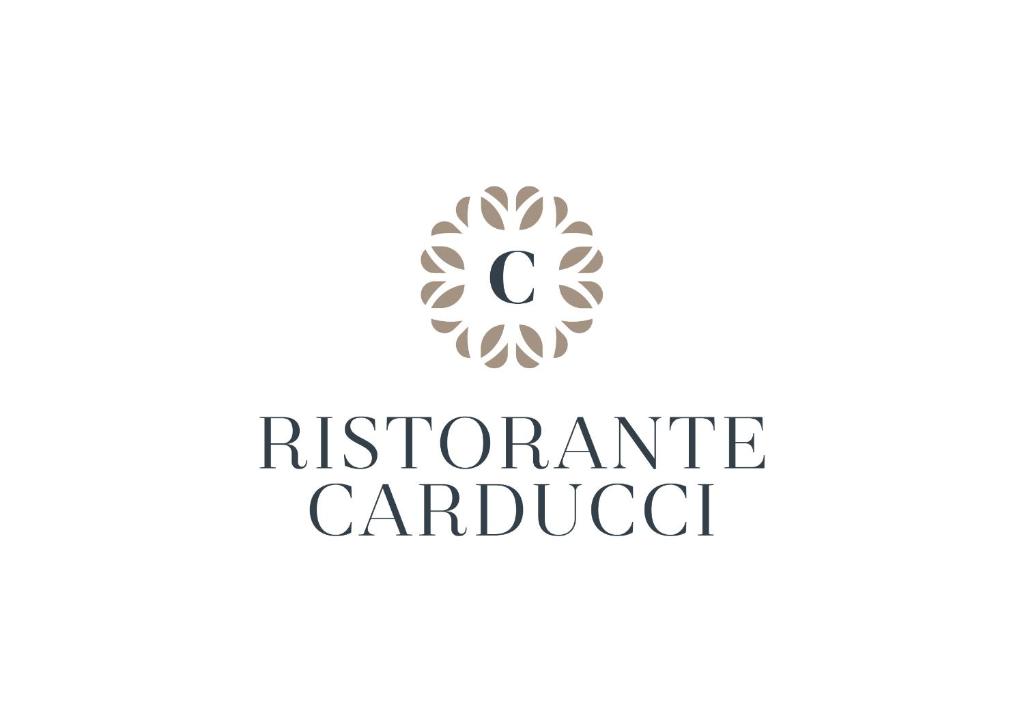 Ristorante Carducci logo ar stilizētu ziedu motīvu un elegantām burtiem.