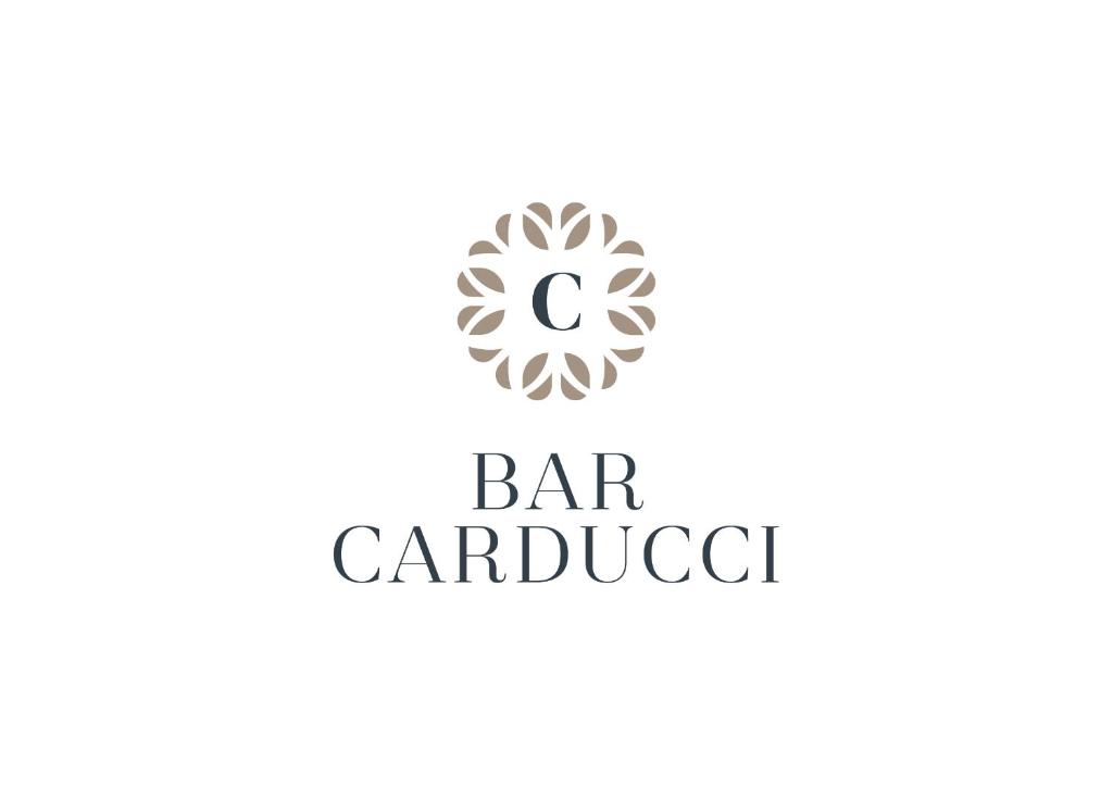 Bar Carducci logo ar elegantu dizainu, centrā esošu "C" burtu un ornamentālu apmali.