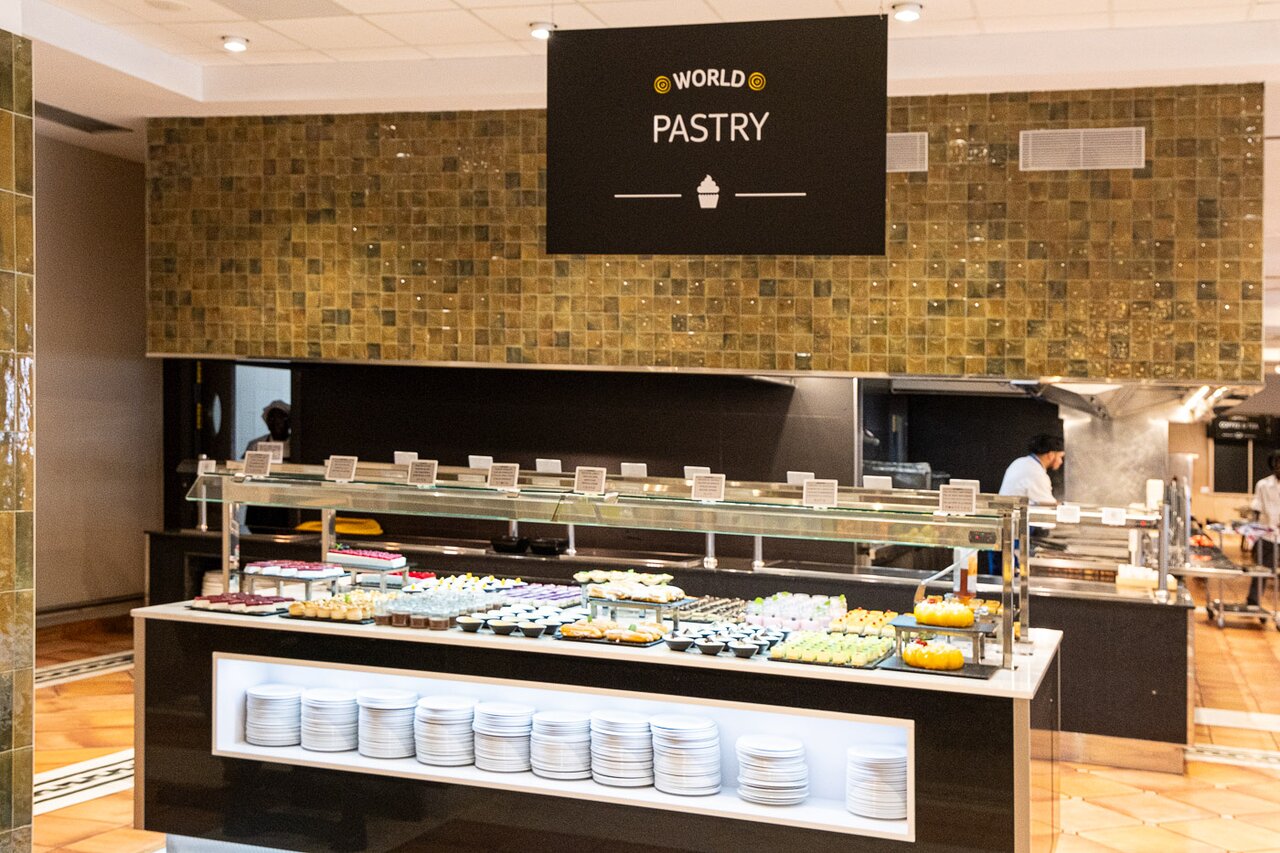 Estival Park Marena restorāna konditorejas stacija ar plašu desertu izvēli.