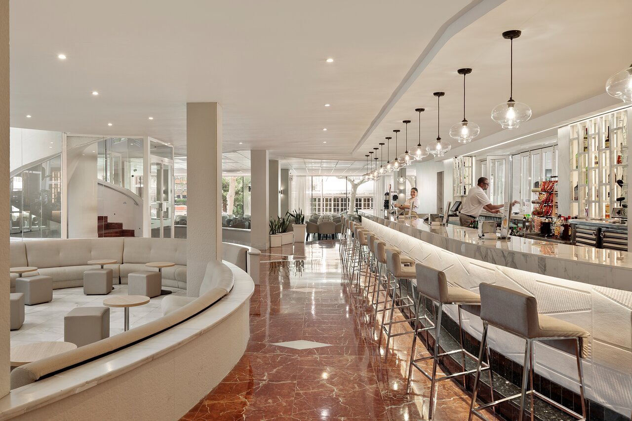 Best Da Vinci viesnīcas modernais bārs ar marmora grīdu un plašu atpūtas zonu.