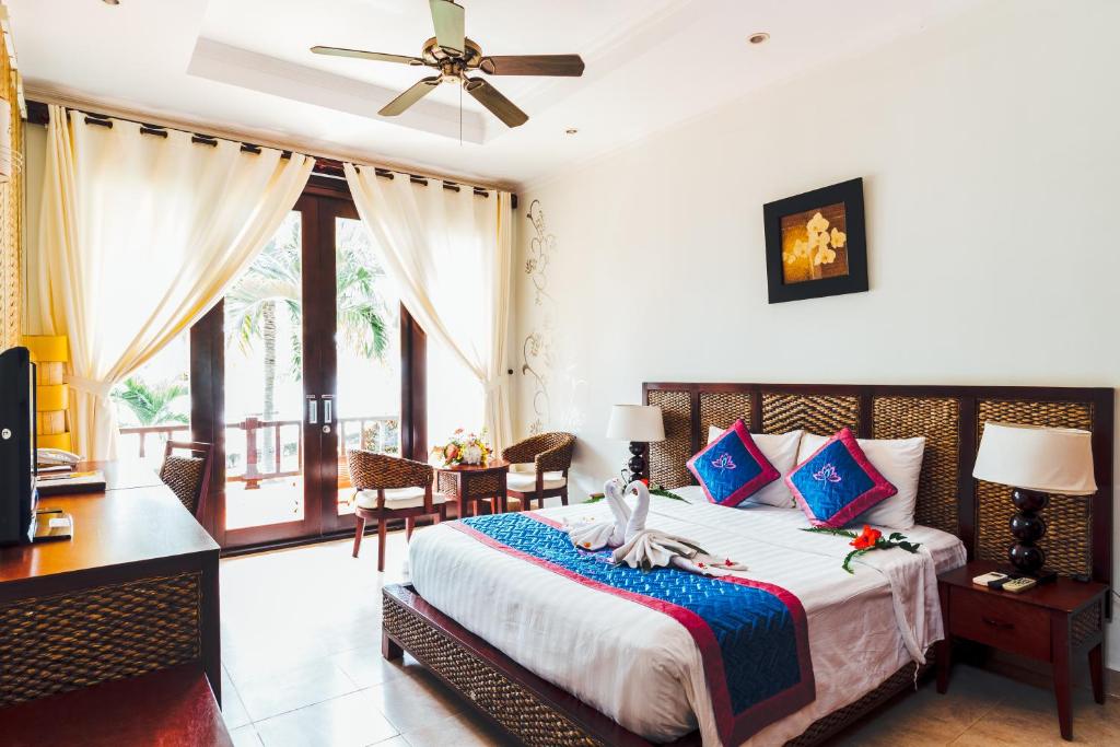 Moderns viesnīcas numurs ar gaisīgām aizkariem, divguļamo gultu un ērtu atpūtas zonu, kas vērsta uz balkonu. Numurā ir skaista apdare un ekrāns ar televizoru.