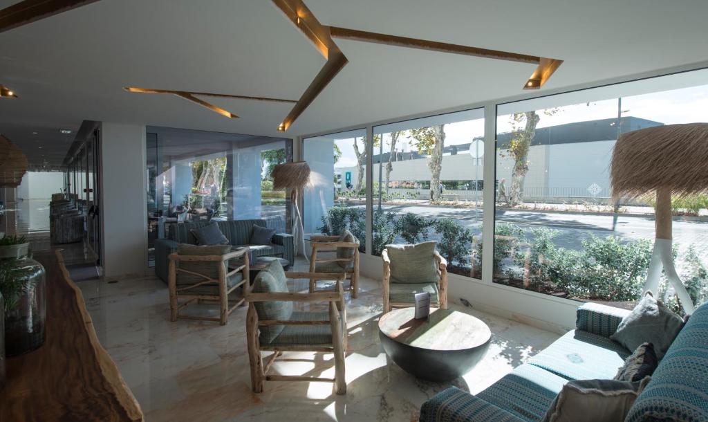 Mūsdienīgs un elegants viesnīcas interjers ar plašiem logiem, kas sniedz skatu uz dārzu. Rūpīgi izvēlēti mēbeļu elementi un dabīgi materiāli rada relaksējošu atmosfēru.