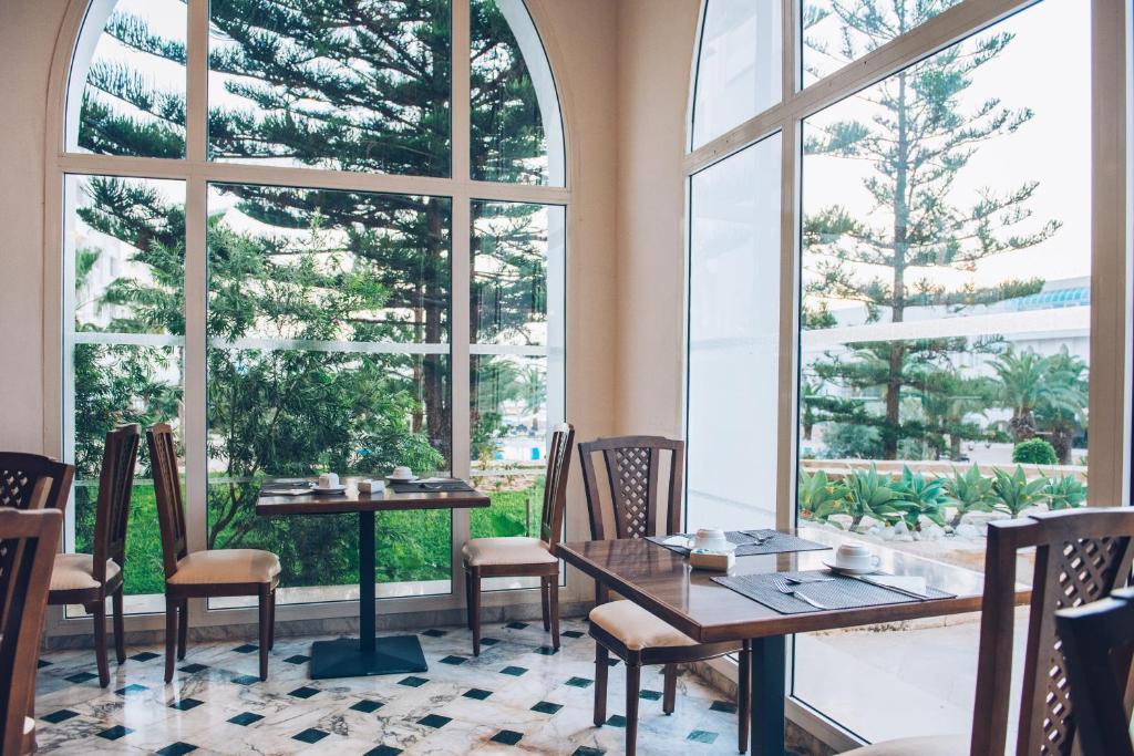 Skaists restorāns ar lieliem logiem, caur kuriem redzams dārzs un koki. Klasiski koka galdi un krēsli rada mājīgu atmosfēru.