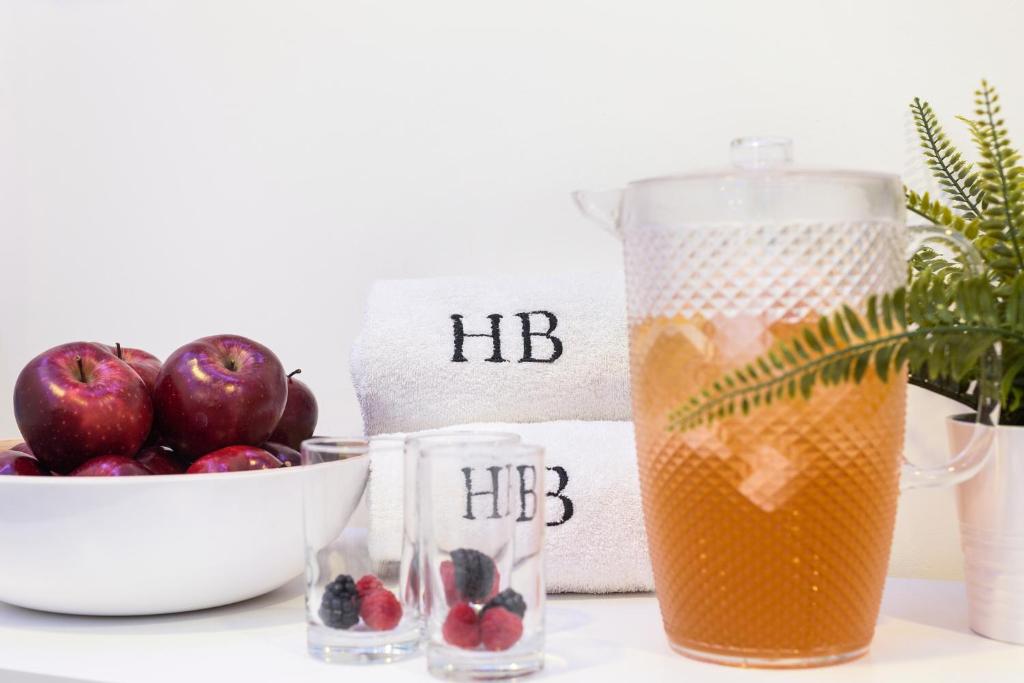 Sarkano ābolu un ogu kompozīcija ar ūdens krūzēm un dzērienu, kas pasniegts elegantiem dvieļiem. Ideāls interjera aksesuārs relaksējošai atmosfērai.