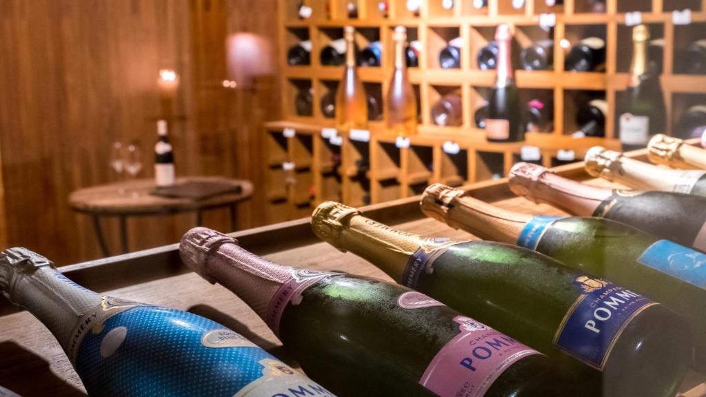 Seasense Boutique Hotel & Spa vīna pagrabs ar dažādiem šampaniešiem.