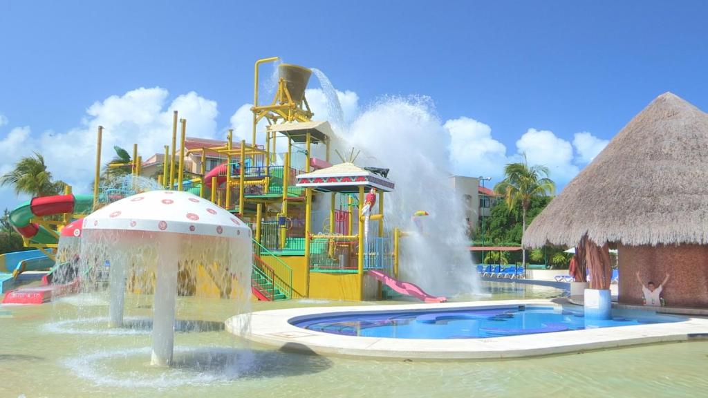 Bērnu ūdens atrakciju parks All Ritmo Cancun Resort & Waterpark piekrastē