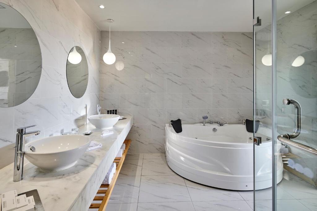 Steigenberger Pure Lifestyle luksusa vannas istaba ar džakuzi