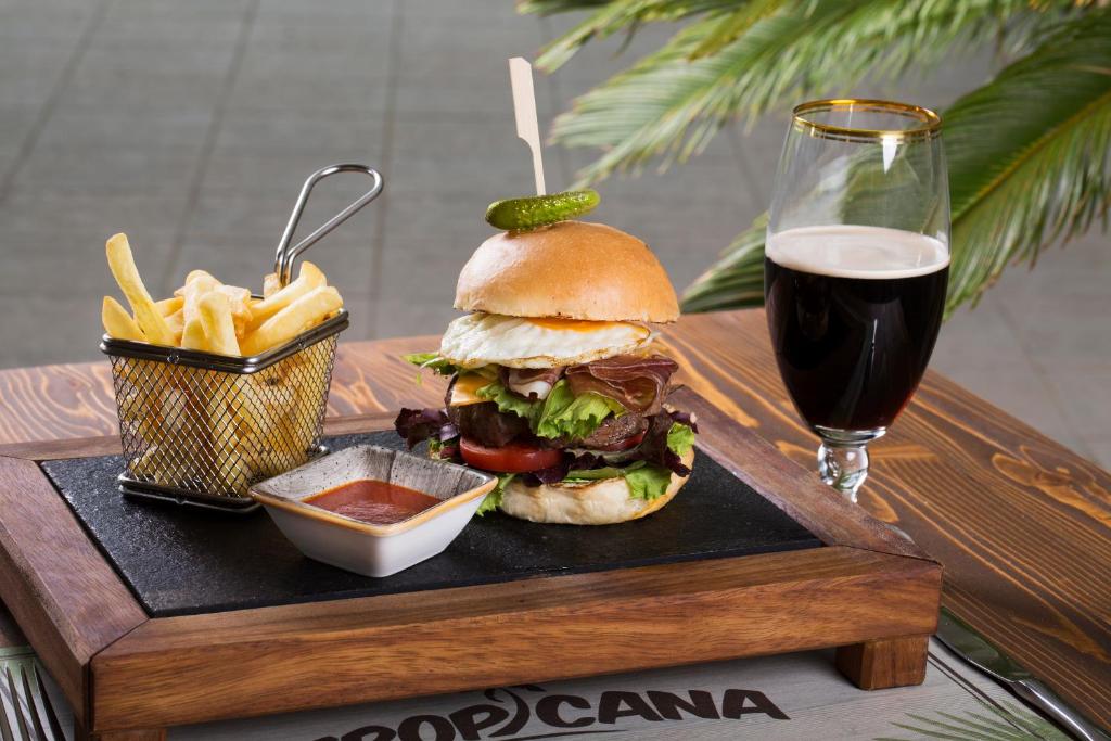 Gardais burgeris ar gaļu, dārzeņiem un olu, pasniegts ar frī kartupeļiem un mērci, kopā ar tumšo alu. Ideāls variants maltītei.