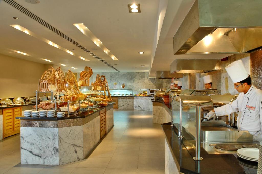 Pats viesnīcas restorāns ar plašu bufeti, kurā ir dažādi ēdieni un dzērieni. Šefpavāri strādā pie gatavošanas stacijas, nodrošinot viesiem kvalitatīvu apkalpošanu.