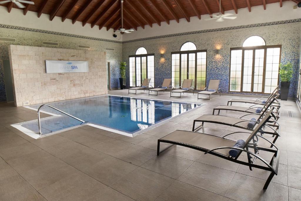 Mūsdienīgs spa ar iekštelpu baseinu, atpūtas krēsliem un elegantu interjeru, kas rada relaksējošu atmosfēru. Perfect for unwinding and rejuvenation.