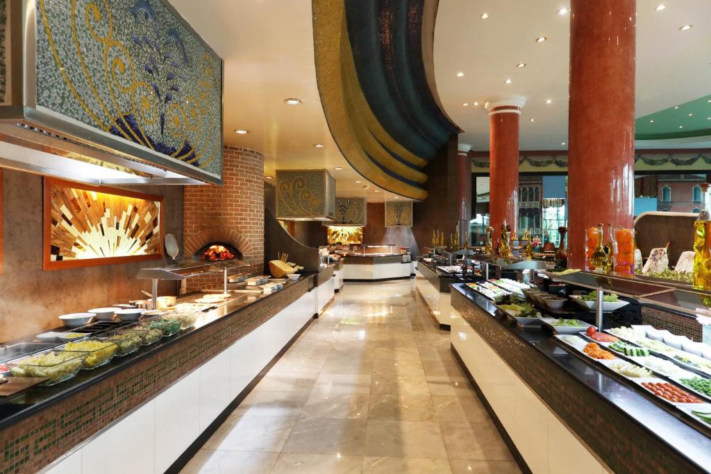 Elegants bufetes restorāns ar plašu ēdienu izvēli un mājīgu interjeru. Gaismas un krāsu kombinācija rada patīkamu atmosfēru.