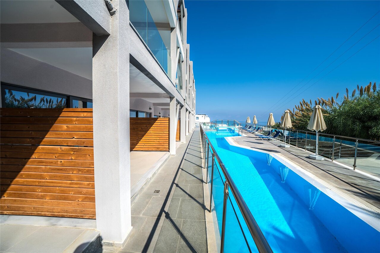 Panorama Village Hotel numuri ar tiešu pieeju peldbaseinam un sauļošanās zonu