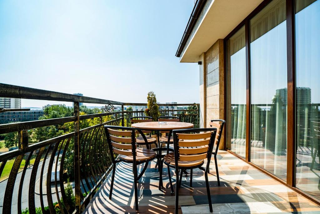 Saulaina terase ar galdu un krēsliem, kas piedāvā skatu uz apkārtni un zaļo dabu. Ideāla vieta relaksācijai un atpūtai.