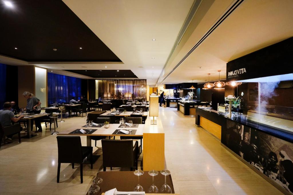 Mūsdienīgs restorāns ar elegantu interjeru, kur apmeklētāji var baudīt dažādus ēdienus. Plaša telpa ar intīmu apgaismojumu un atvērto virtuvi.