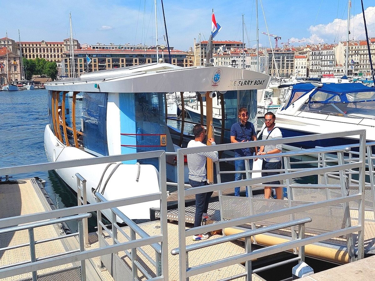 Vecais osta Marseļā, Francijā - jahtas un laivas piekrastes ainavā ceļojumā